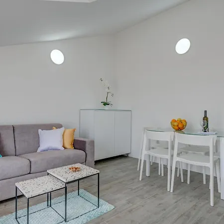 1 Bedroom Stunning In Apartment *