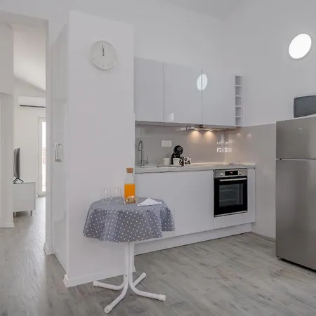 1 Bedroom Stunning In Apartment *