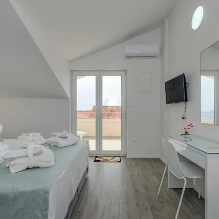 1 Bedroom Stunning In Apartment