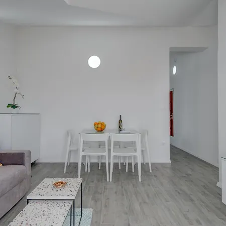 1 Bedroom Stunning In Apartment *